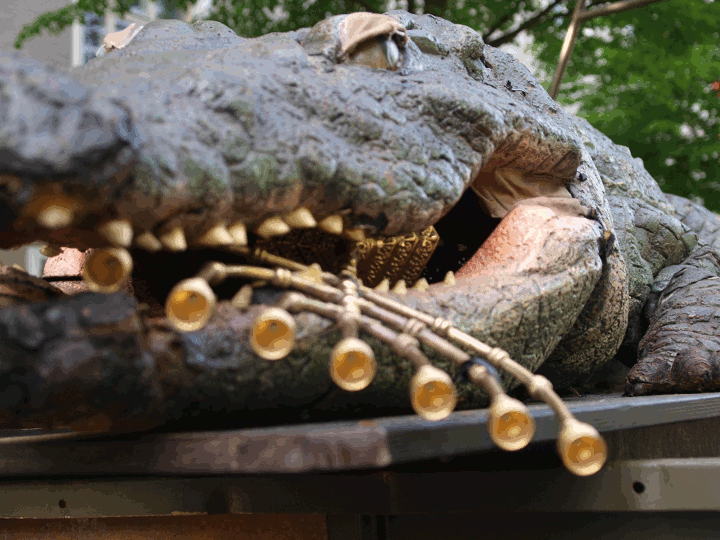 Hinter der deutschen Kanzlerin der Kriegsvorbereitung auf ihrer Rakete: ein Krokoldil, Beutekunst zermalmend.