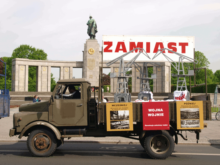 Was die Arbeiter schaffen können, wenn sie die Macht haben – und wie ihr ehemaliger Reichtum vernichtet ist, wenn sie die Macht wieder verlieren: Die Gdansker Leninwerft in Volkes Hand und in der Hand der Kapitalisten.