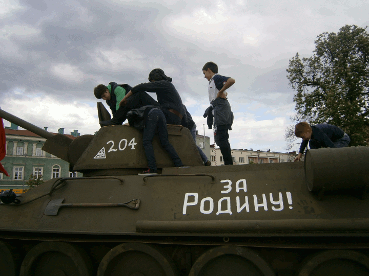 Kinder auf dem T34