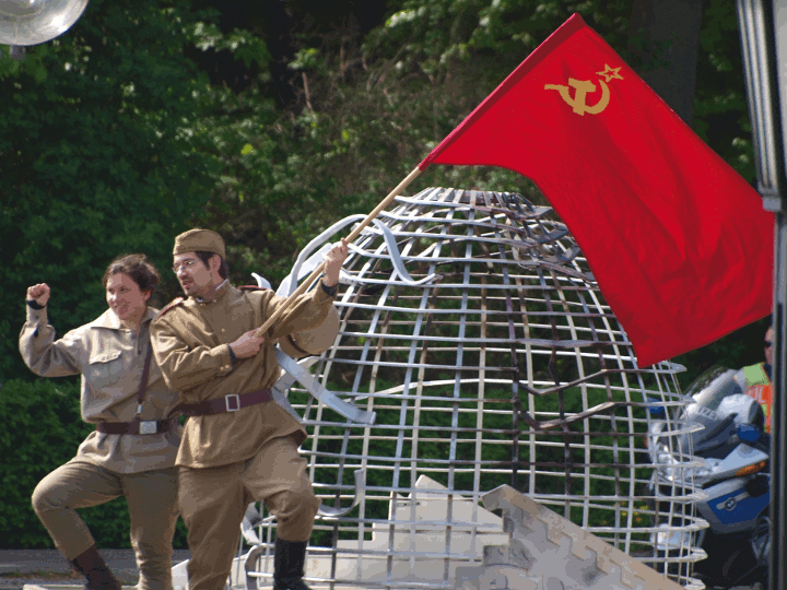 Der zerstörte Reichstag mit seinen Zerstörern: dem Soldaten der Roten Armee und dem Rotfrontkämpfer gegen den deutschen Kapitalismus, Faschismus und den deutschen Krieg.