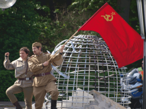 Der zerstörte Reichstag mit seinen Zerstörern: dem Soldaten der Roten Armee und dem Rotfrontkämpfer gegen den deutschen Kapitalismus, Faschismus und den deutschen Krieg.