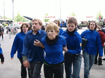 Merkel im Blauhemd