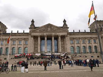 Zug vor dem Reichstag