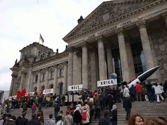 Zug am Reichstag