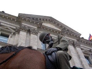 Auf einem Pferd vor dem Reichstag